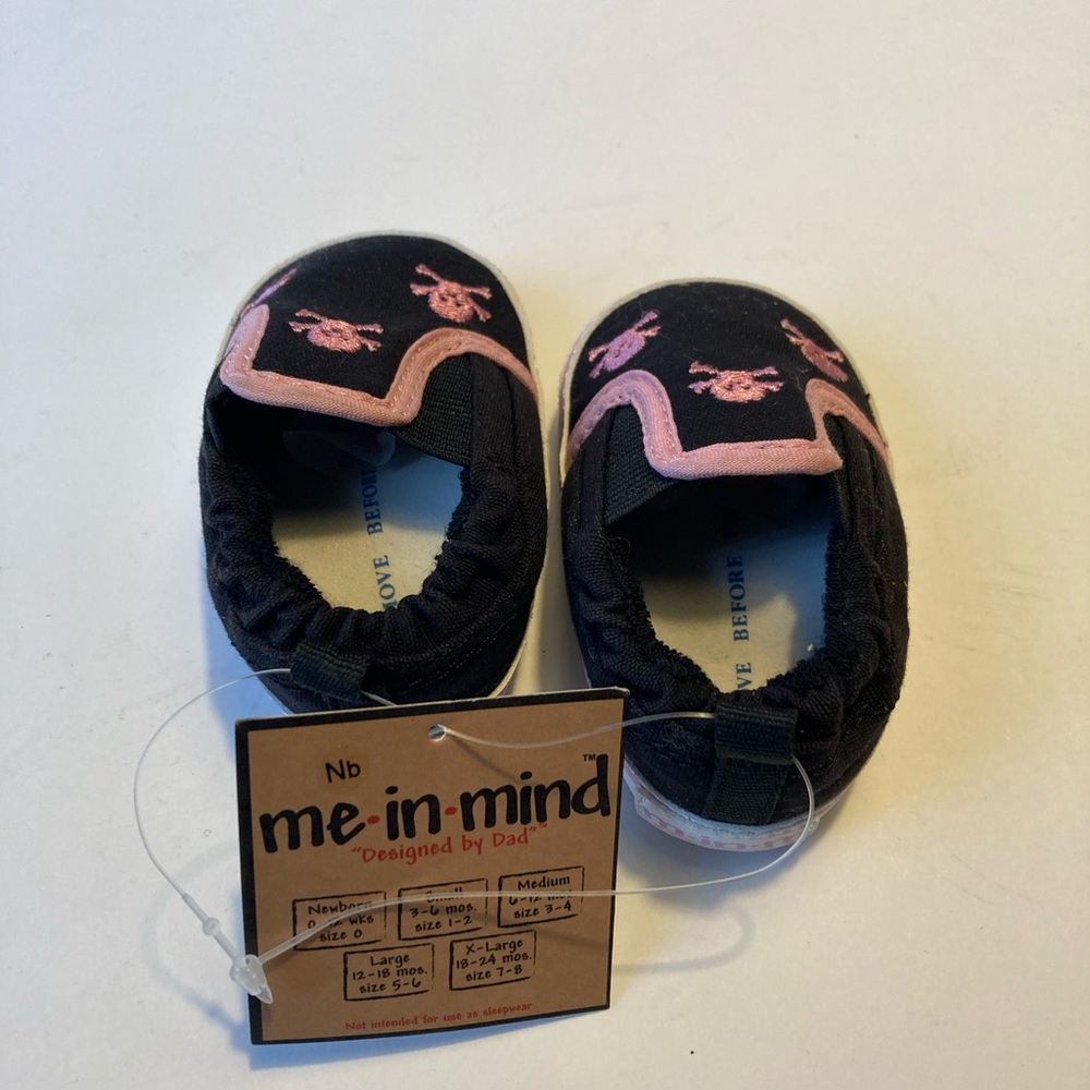 Me in mind baby shoes. Newborn 0-12 weeks. Pinky and black skull and crossbones.
